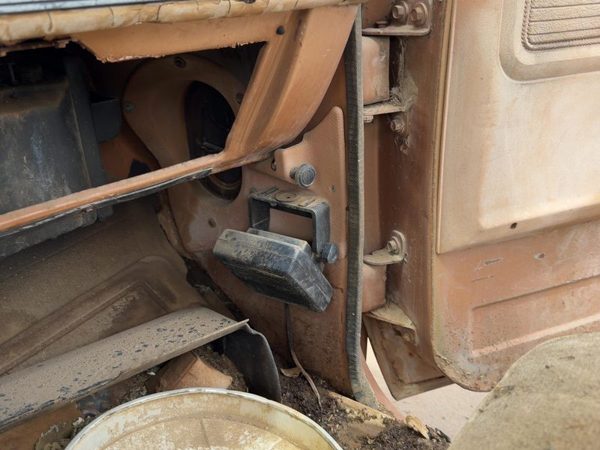 1980 Chevy Silverado C20 Passenger Right Lower Kick Trim Panel Oem Tan — photo 2