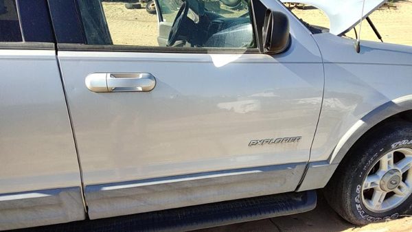 2002 Ford Explorer Front Door RH Silver Ts — photo 1