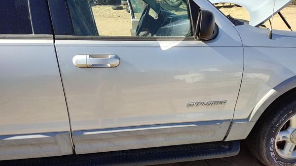 2002 Ford Explorer Front Door RH Silver Ts — photo 3