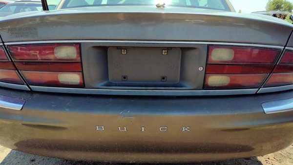 1998-2004 Buick Park Ave Center Tail Light Oem Lid Mounted Brake Lamp 16525987 — photo 1