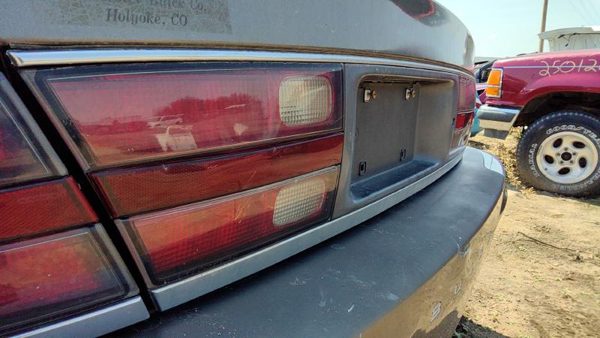 1998-2004 Buick Park Ave Center Tail Light Oem Lid Mounted Brake Lamp 16525987 — photo 3