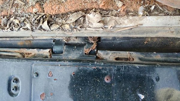 1984 Jeep Grand Misc. Body Part Tailgate Hinge — photo 2