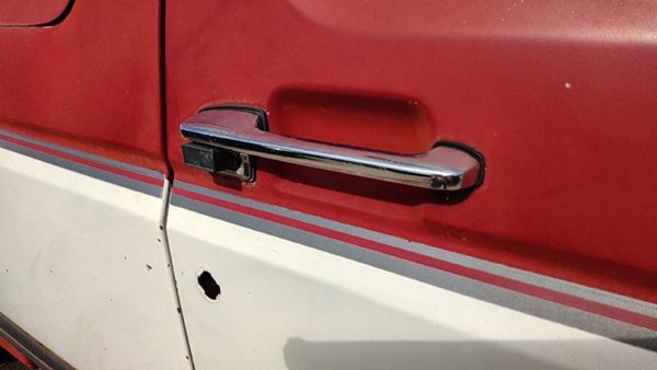 1988 Ford F150 Outside Door Handle RH Red White — photo 2