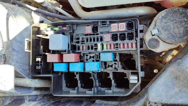 2011 Toyota RAV4 Engine Fuse Box 2.5L — photo 3
