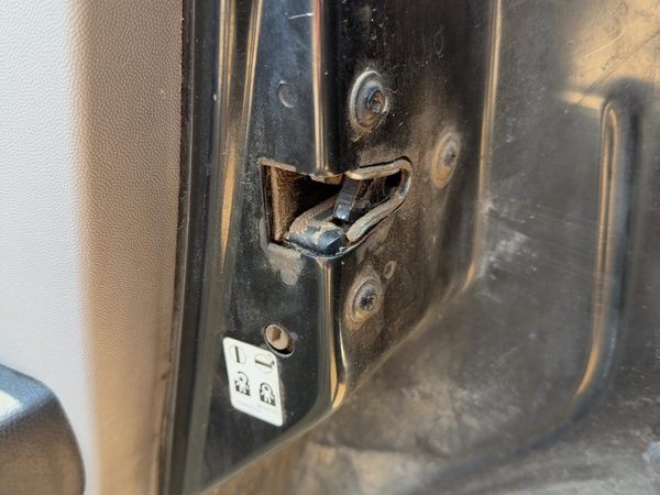02-05 Vue Redline Passenger Right Rear Door Latch With Rods/Cables Oem Back — photo 2
