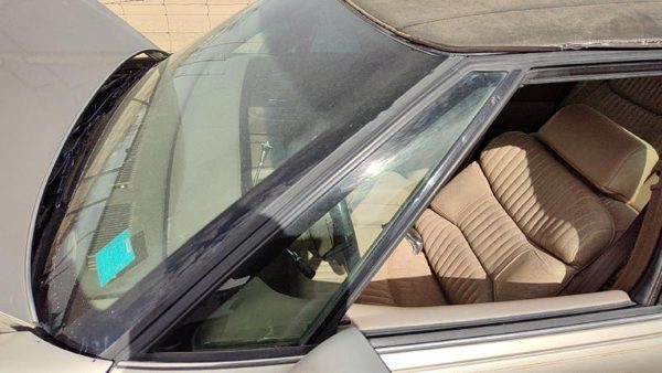 91-96 Park Ave Ultra Driver Left Front Vent Window Small Door Glass With Frame — photo 3