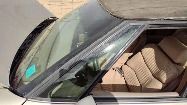 91-96 Park Ave Ultra Driver Left Front Vent Window Small Door Glass With Frame — photo 2