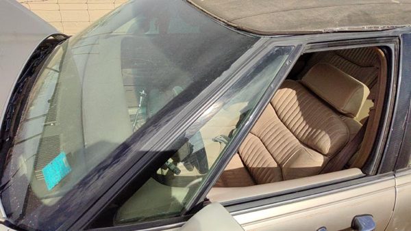 91-96 Park Ave Ultra Driver Left Front Vent Window Small Door Glass With Frame — photo 4