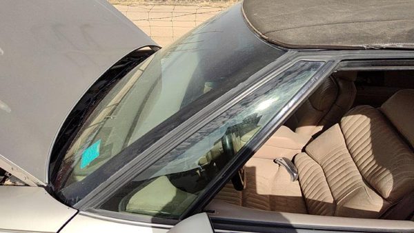 91-96 Park Ave Ultra Driver Left Front Vent Window Small Door Glass With Frame — photo 1