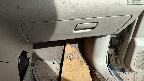 07 Suzuki Grand Vitara Xl-7 Glove Box Assembly Complete Door With Latch Oem Tan — photo 2