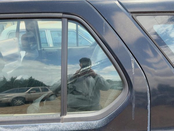 98-04 Isuzu Rodeo Driver Left Rear Vent Window Back Door Glass With Frame Oem — photo 2