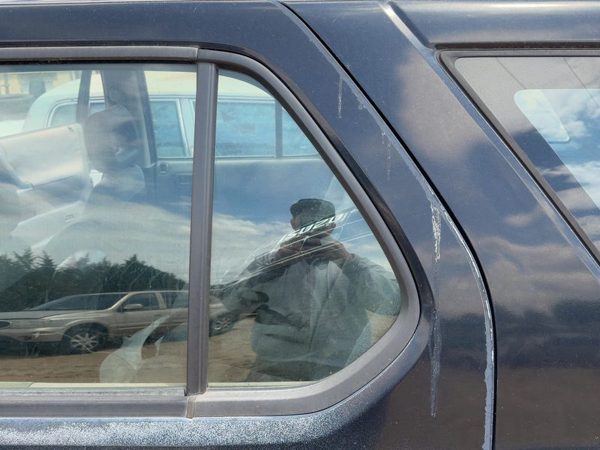 98-04 Isuzu Rodeo Driver Left Rear Vent Window Back Door Glass With Frame Oem — photo 3