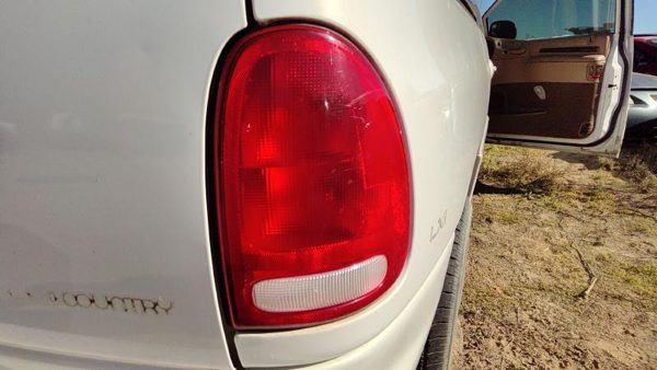 1998 Chrysler Town Cntry Tail Light Assembly RH & Country — photo 3