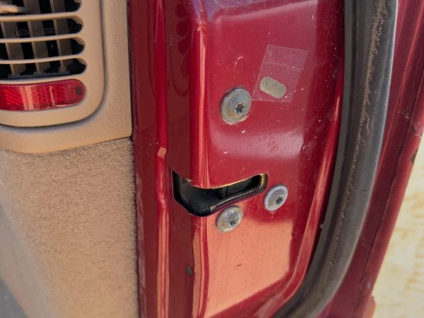 96-99 Town & Country Passenger Right Front Door Latch With Rods/Cables Electric — photo 2