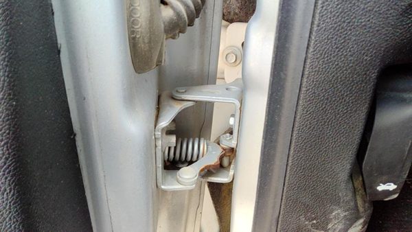 2010 Chevy Tahoe Front Door Hinge LH — photo 3