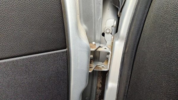 2010 Chevy Tahoe Front Door Hinge LH — photo 2