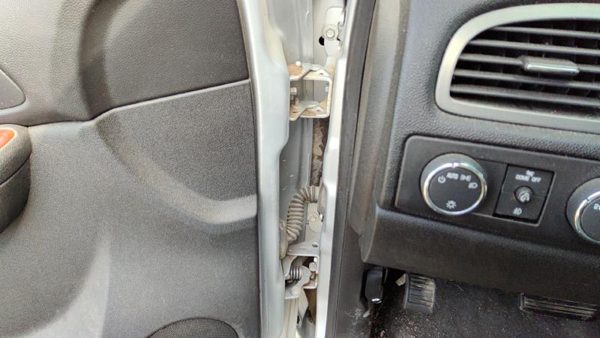 2010 Chevy Tahoe Front Door Hinge LH — photo 1