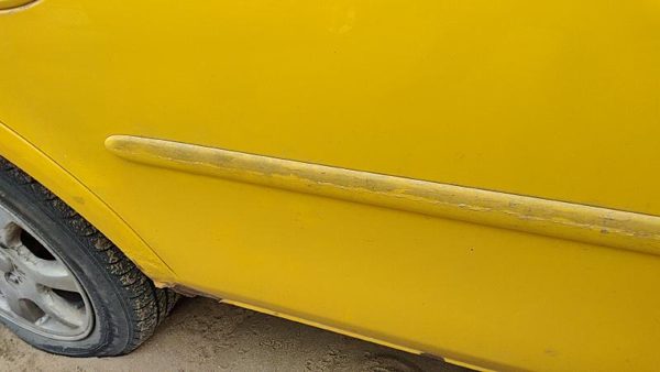 00-05 Dodge Neon Passenger Right Rear Moulding From Door Back Trim Strip Yellow — photo 4