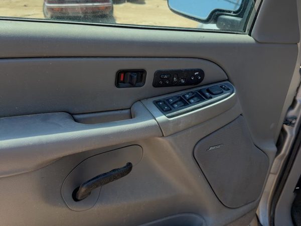 05 Suburban 1500 Driver Left Front Door Trim Panel With Master Switch Gray 92I — photo 2