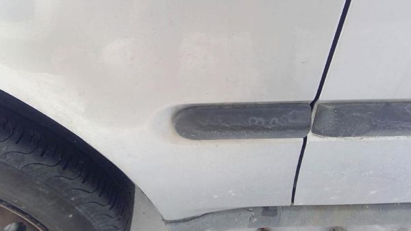 1996-2000 Honda Civic Driver Left Moulding From Fender Oem Trim Strip — photo 2