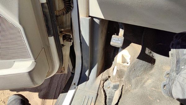 2008-2010 Dodge Grand Caravan Driver Left Lower Kick Trim Panel Oem Gray Ds — photo 1
