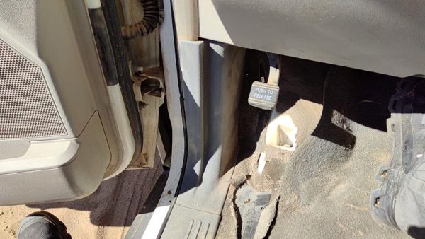 2008-2010 Dodge Grand Caravan Driver Left Lower Kick Trim Panel Oem Gray Ds — photo 2