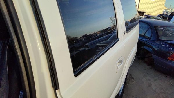 2001 Suburban 1500 Rear Door LH 50U Summit White — photo 3