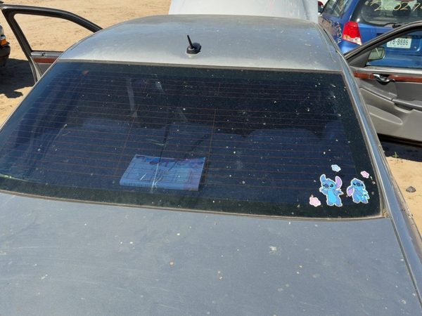 2005 Cadillac Deville Back Glass/window — photo 2