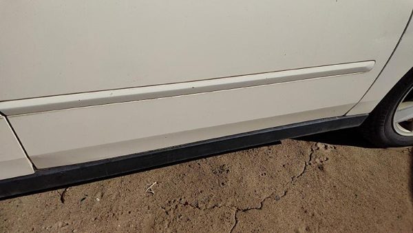 04-08 New Style Malibu Passenger Right Front Moulding From Door Trim White 40U — photo 1