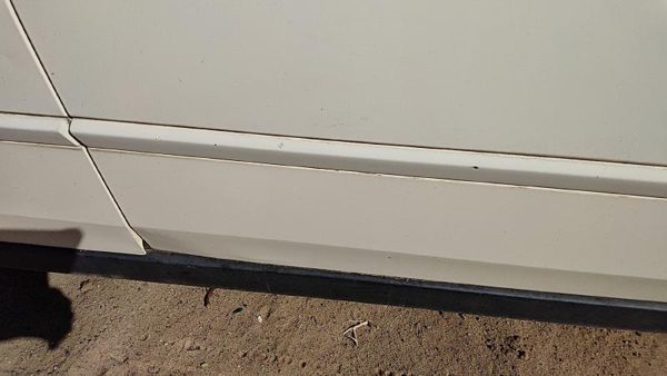 04-08 New Style Malibu Passenger Right Front Moulding From Door Trim White 40U — photo 2