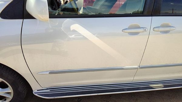 2004 Toyota Sienna Front Door LH White 071 — photo 3