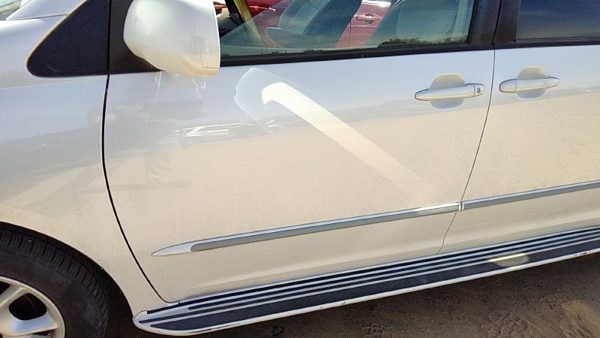 2004 Toyota Sienna Front Door LH White 071 — photo 2