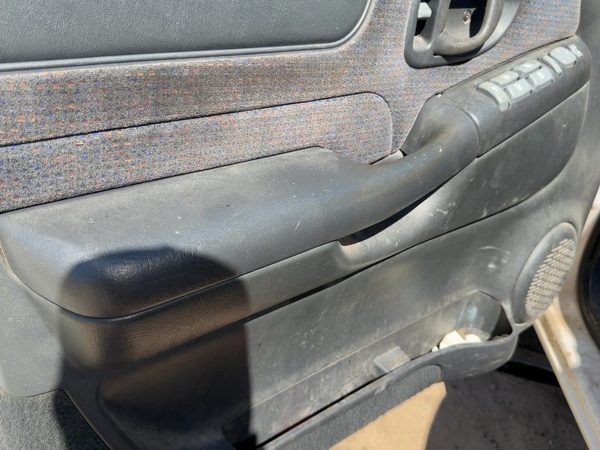 2001 Chevy S10 Blazer Driver Left Front Door Trim Panel Graphite 12H 15018300 — photo 5