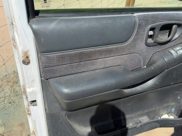 2001 Chevy S10 Blazer Driver Left Front Door Trim Panel Graphite 12H 15018300 — photo 10