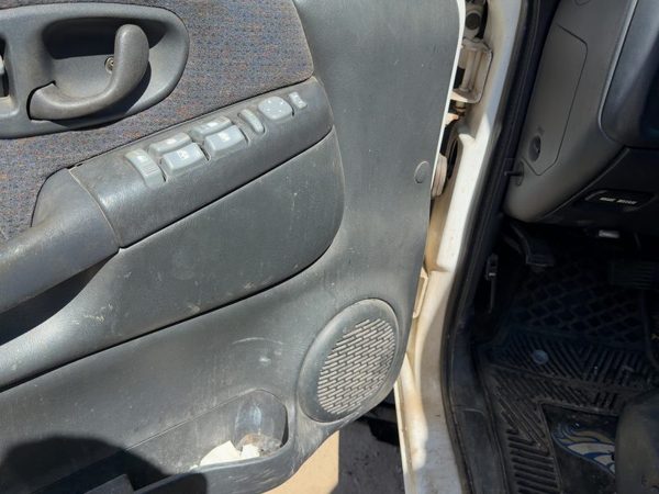 2001 Chevy S10 Blazer Driver Left Front Door Trim Panel Graphite 12H 15018300 — photo 2