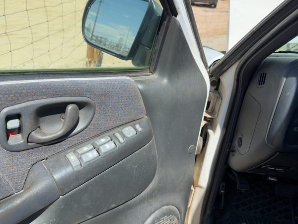 2001 Chevy S10 Blazer Driver Left Front Door Trim Panel Graphite 12H 15018300 — photo 11