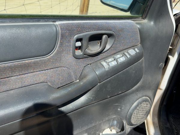 2001 Chevy S10 Blazer Driver Left Front Door Trim Panel Graphite 12H 15018300 — photo 3