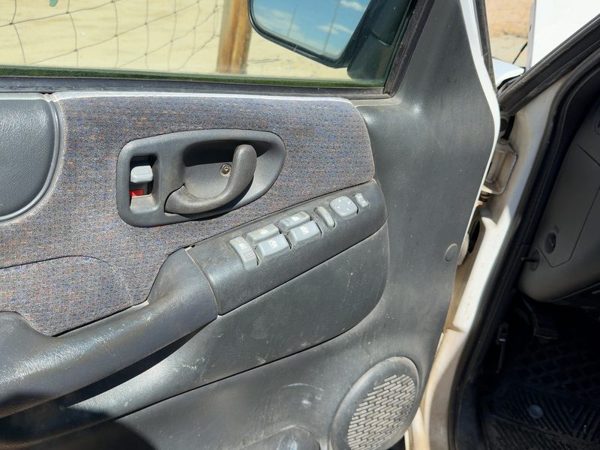 2001 Chevy S10 Blazer Driver Left Front Door Trim Panel Graphite 12H 15018300 — photo 8