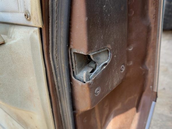 1974 Chevy Impala Passenger Right Front Door Latch With Rods/Cables Oem — photo 1
