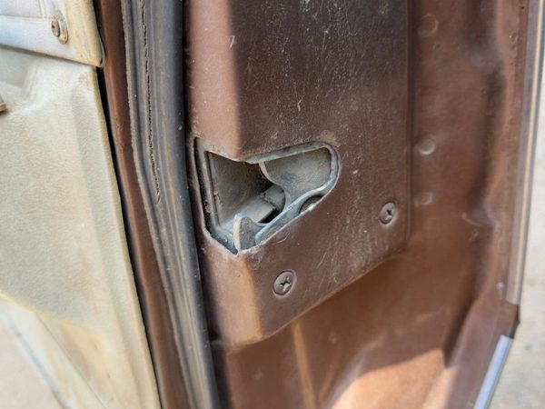 1974 Chevy Impala Passenger Right Front Door Latch With Rods/Cables Oem — photo 3