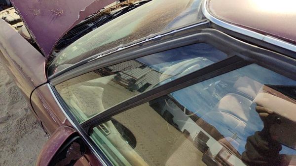 92-99 Buick Lesabre Driver Left Front Vent Window Small Door Glass With Frame — photo 2