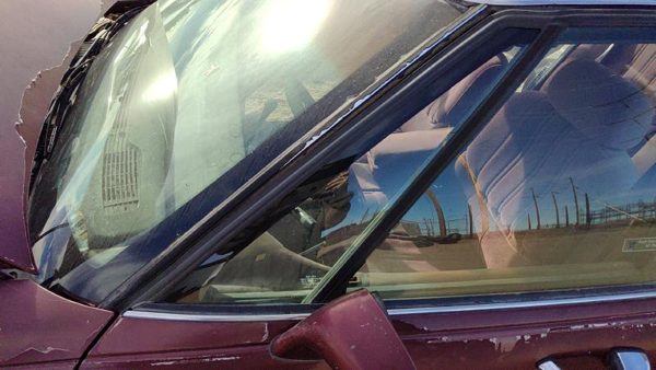 92-99 Buick Lesabre Driver Left Front Vent Window Small Door Glass With Frame — photo 3