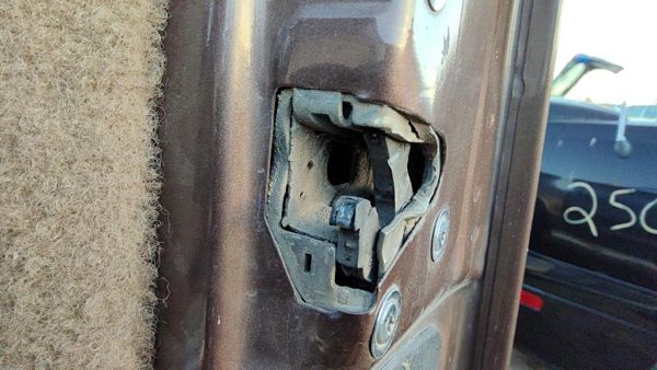 1992-1999 Chevy Suburban Passenger Right Front Door Latch With Rods/Cables Oem — photo 3