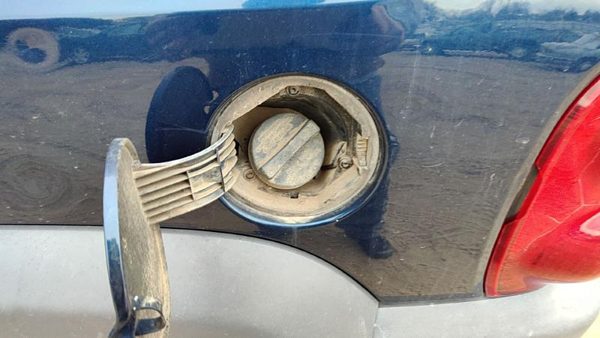 2002-2003 Jeep Liberty Fuel Filler Neck Assembly With Gas Cap Oem 52100329Ae — photo 2