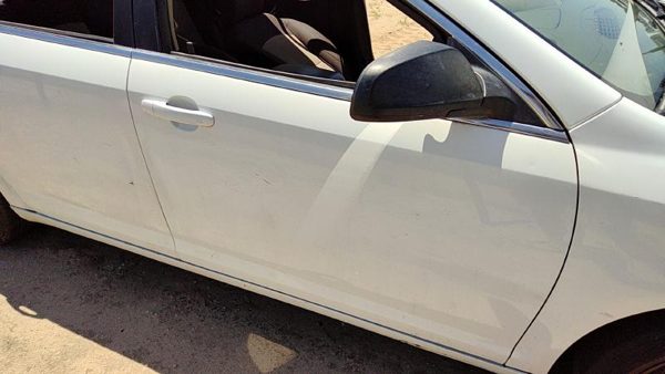 2011 Chevrolet Malibu Front Door RH White 50U — photo 2
