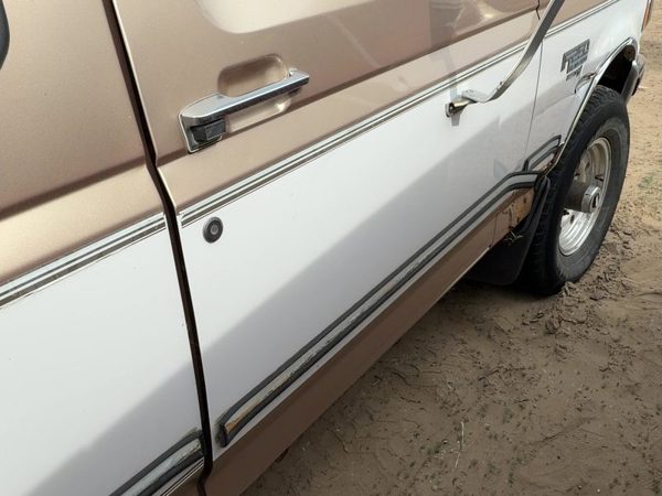 1997 Ford F250 Front Door RH Tan White Dy — photo 3