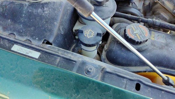 1997-2007 Ford Taurus Windshield Washer Fluid Reservoir With Pump Oem Wiper Tank — photo 3