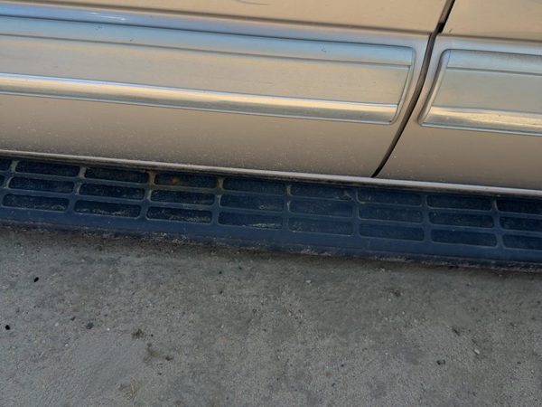 2001-2006 Chevy Suburban 1500 Passenger Right Running Board Side Step Oem 4X4 — photo 6