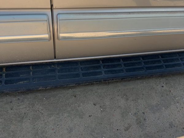 2001-2006 Chevy Suburban 1500 Passenger Right Running Board Side Step Oem 4X4 — photo 5