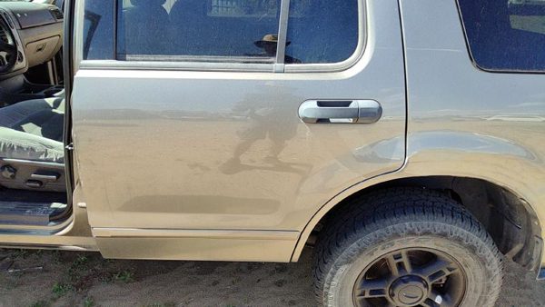 2005 Ford Explorer Rear Door LH Gold Tk — photo 2